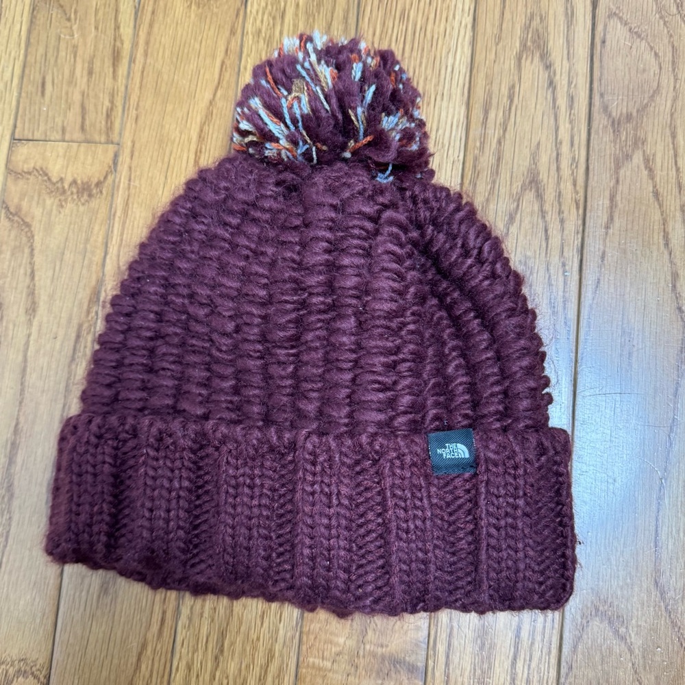 The North Face Cozy Chunky Cabin Winter Beanie Burgundy Puff Ball One Size